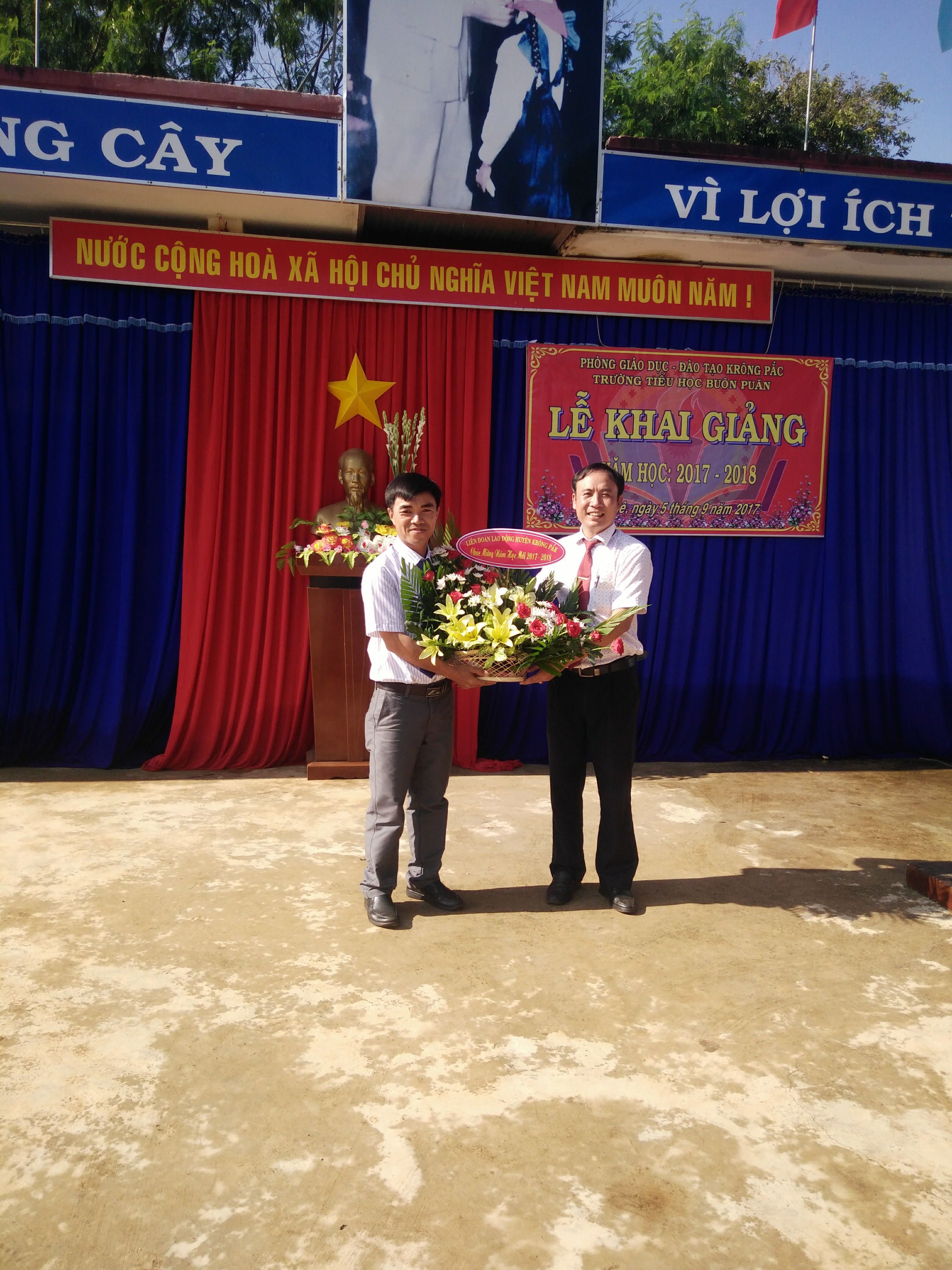 Hình ảnh khai giảng năm học 2017-2018 trường tiểu học Buôn Puăn Hình ảnh khai giảng năm học 2017-2018 trường tiểu học Buôn Puăn