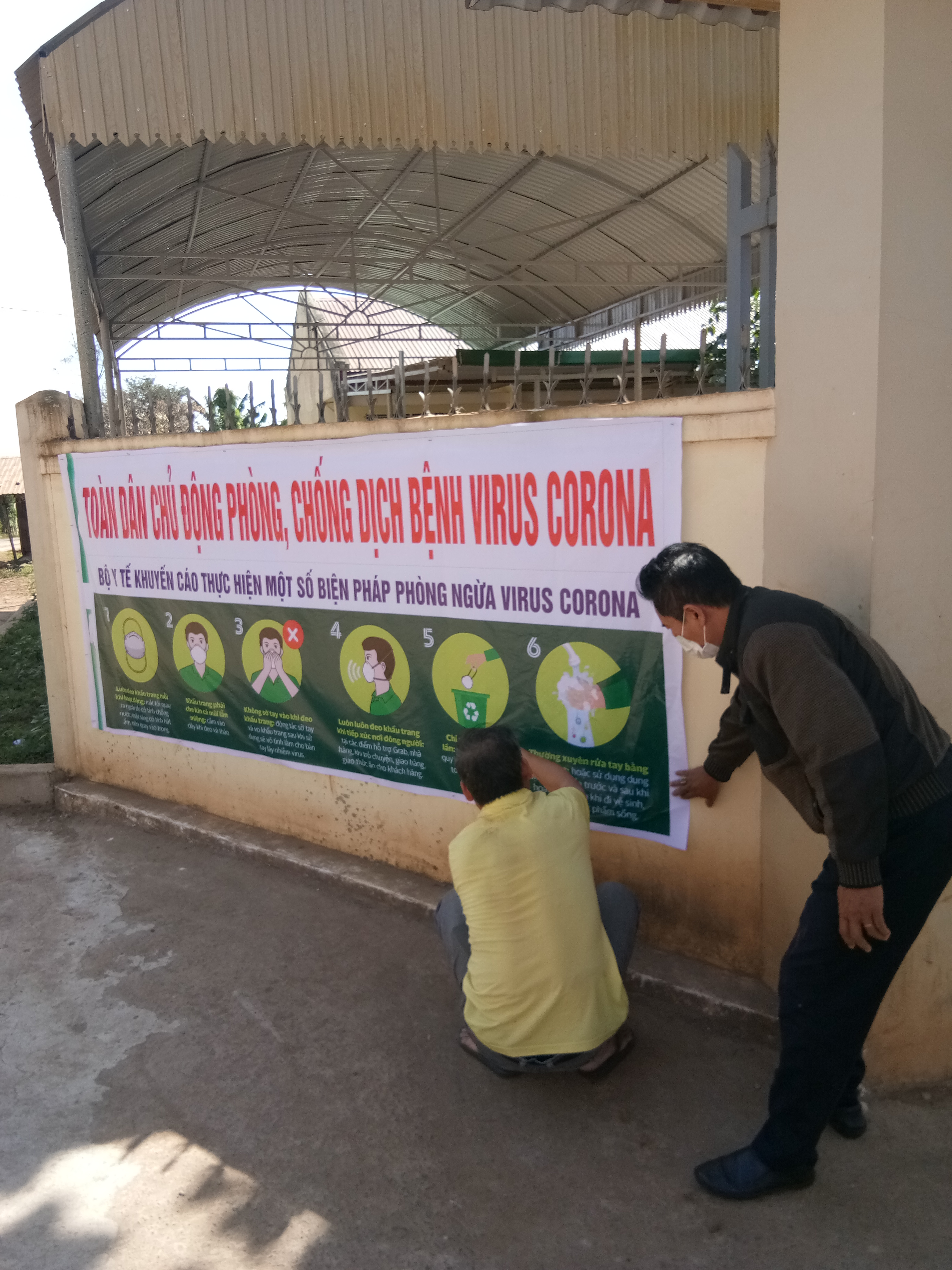 Tập thể hội đồng trường TH Buôn Puăn vệ sinh trường lớp. phòng chống dịch korona. Tập thể hội đồng trường TH Buôn Puăn vệ sinh trường lớp. phòng chống dịch korona.