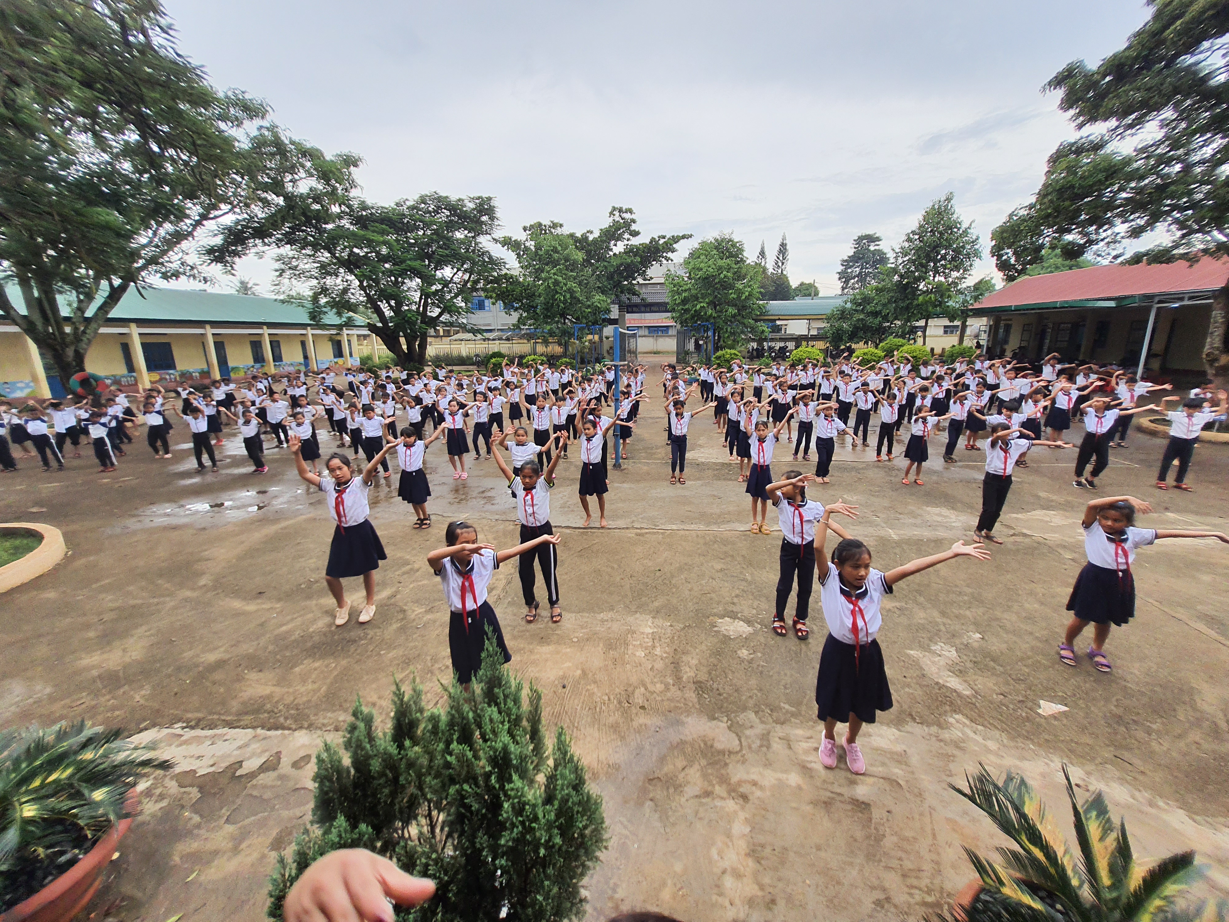 Múa hát sân trường Múa hát sân trường