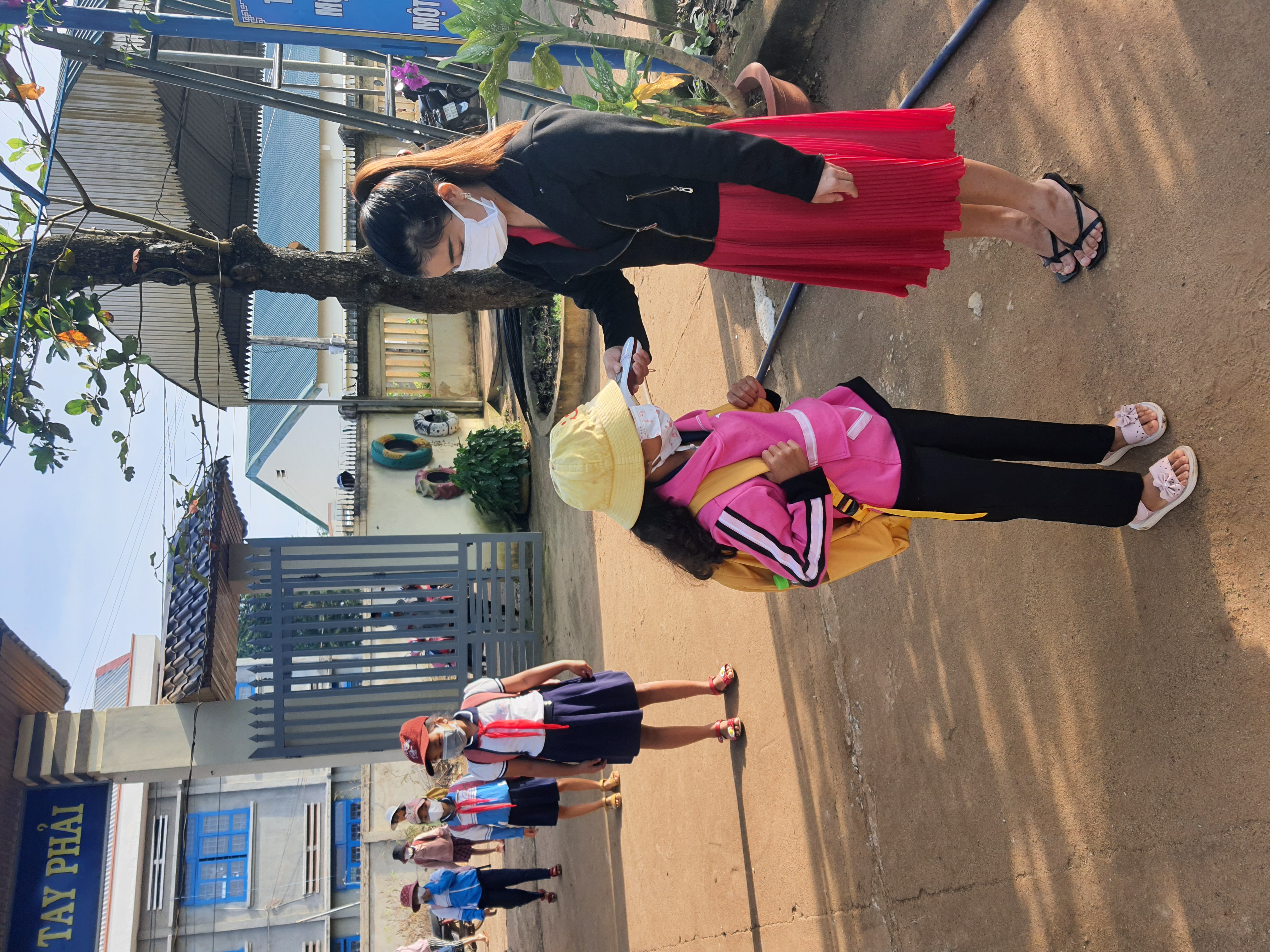 Đón học sinh đến trường. Đón học sinh đến trường.