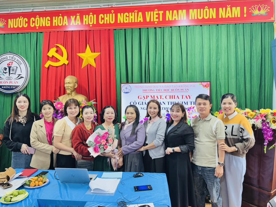 Chia tay cô Thu về hưu theo chế độ. Chia tay cô Thu về hưu theo chế độ.