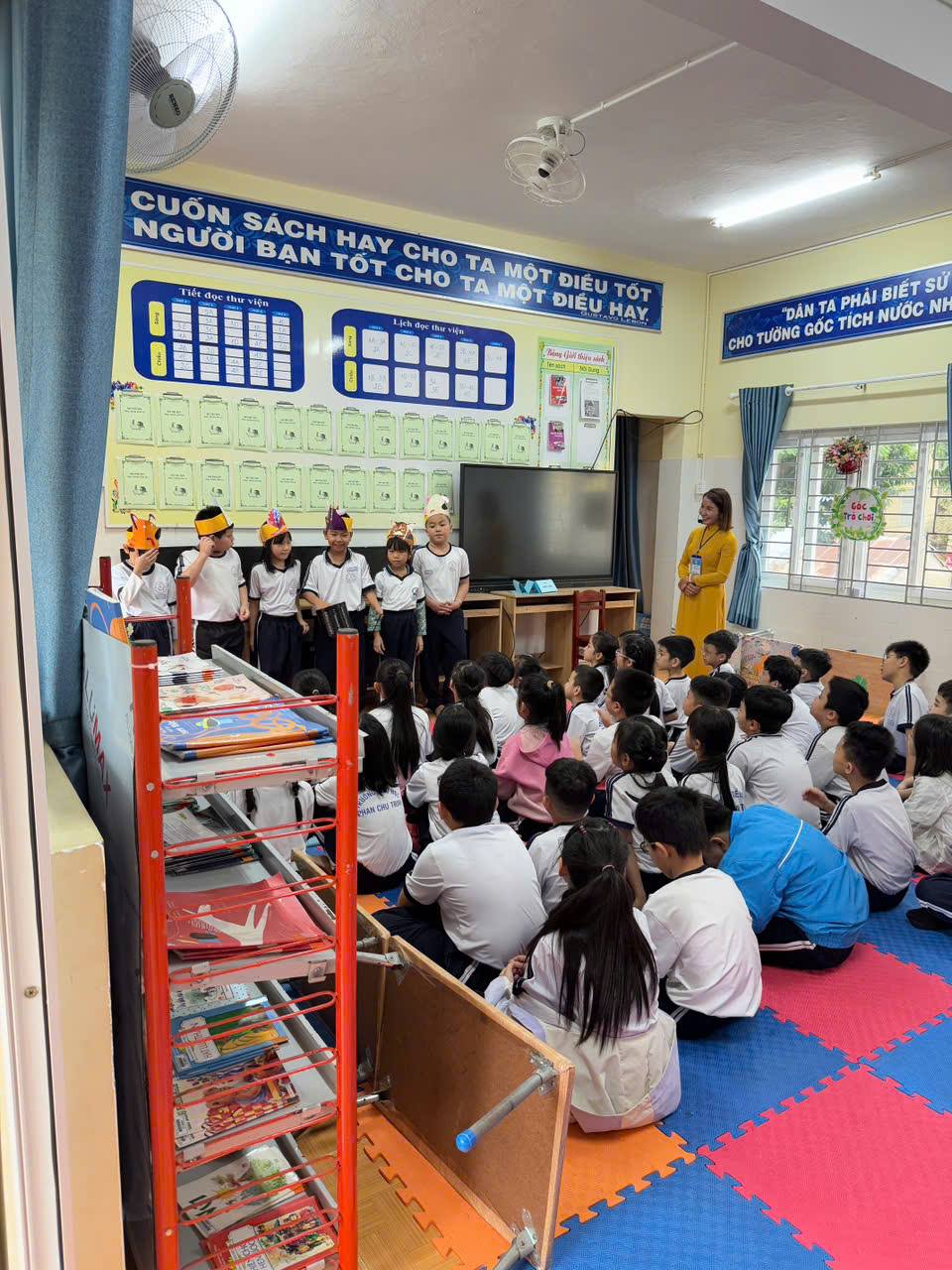 giáo viên thi tiết đọc thư viện. giáo viên thi tiết đọc thư viện.