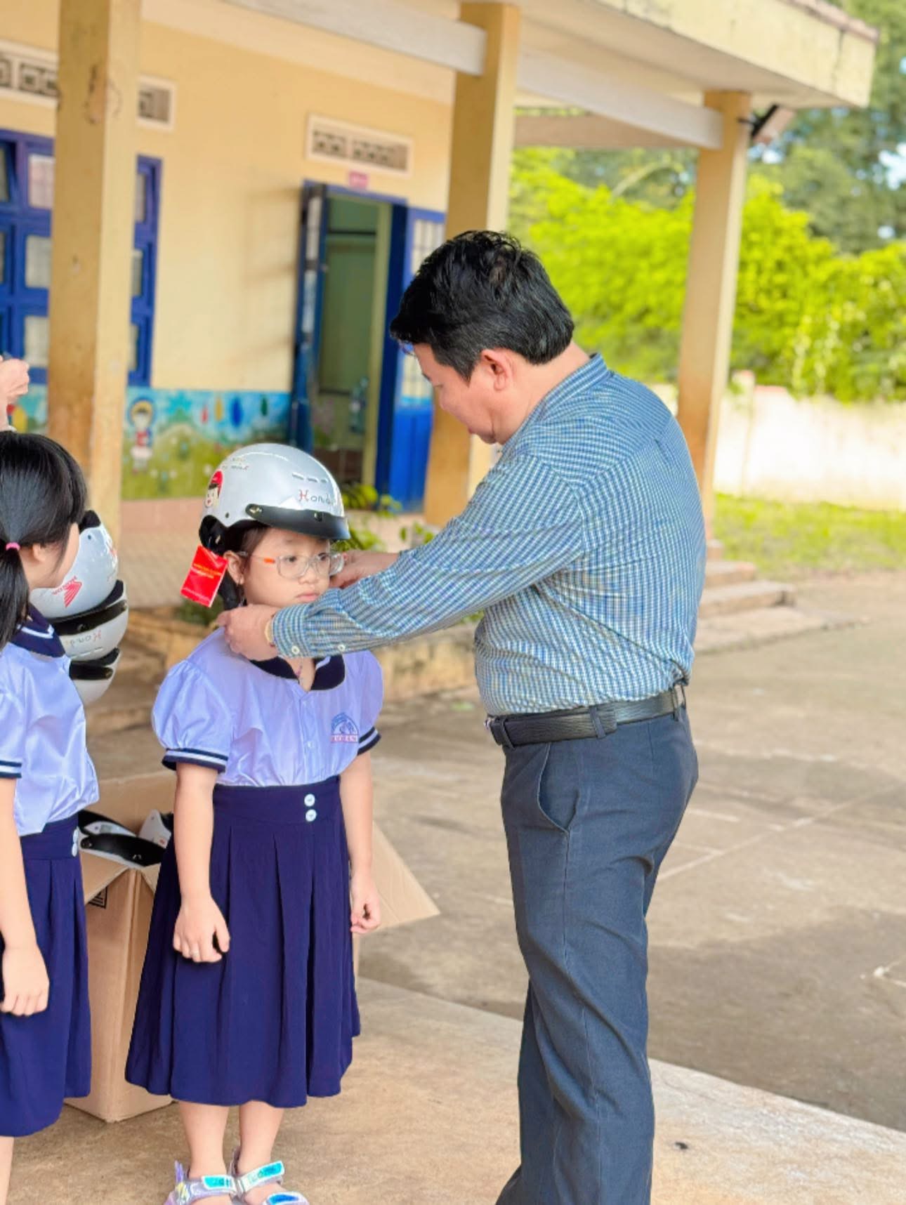 Trao tặng mũ bảo hiểm cho học sinh khối 1 từ HONDA Trao tặng mũ bảo hiểm cho học sinh khối 1 từ HONDA