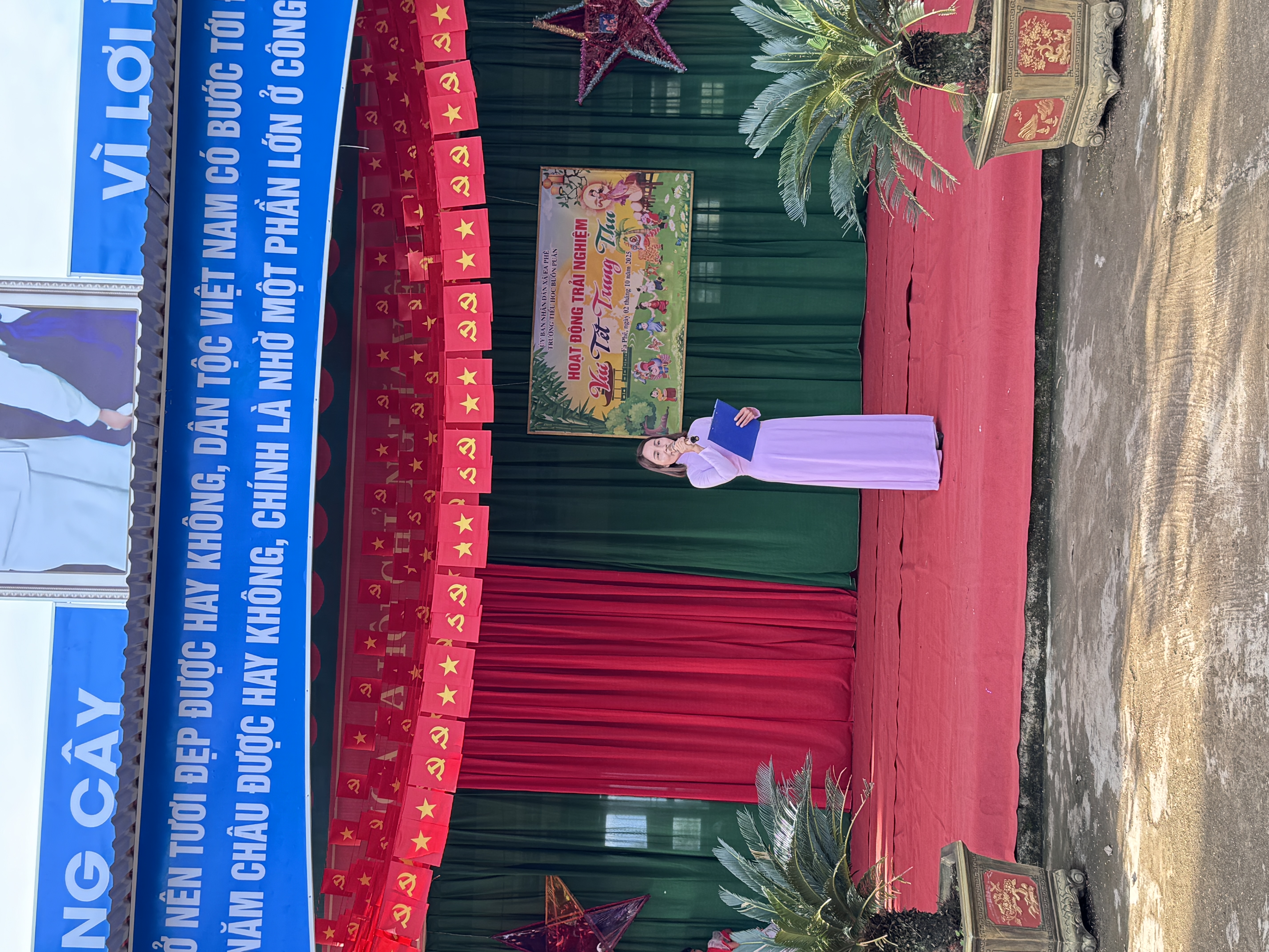 Cựu học sinh về thăm trường cũ. Cựu học sinh về thăm trường cũ.