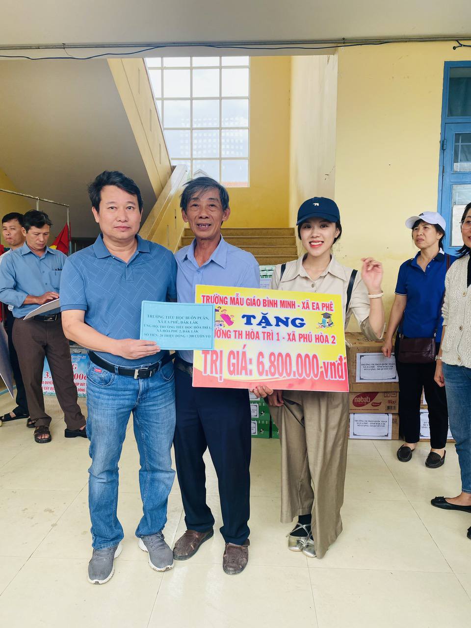 Chung tay sẻ chia đồng bào bị lũ lụt. Chung tay sẻ chia đồng bào bị lũ lụt.