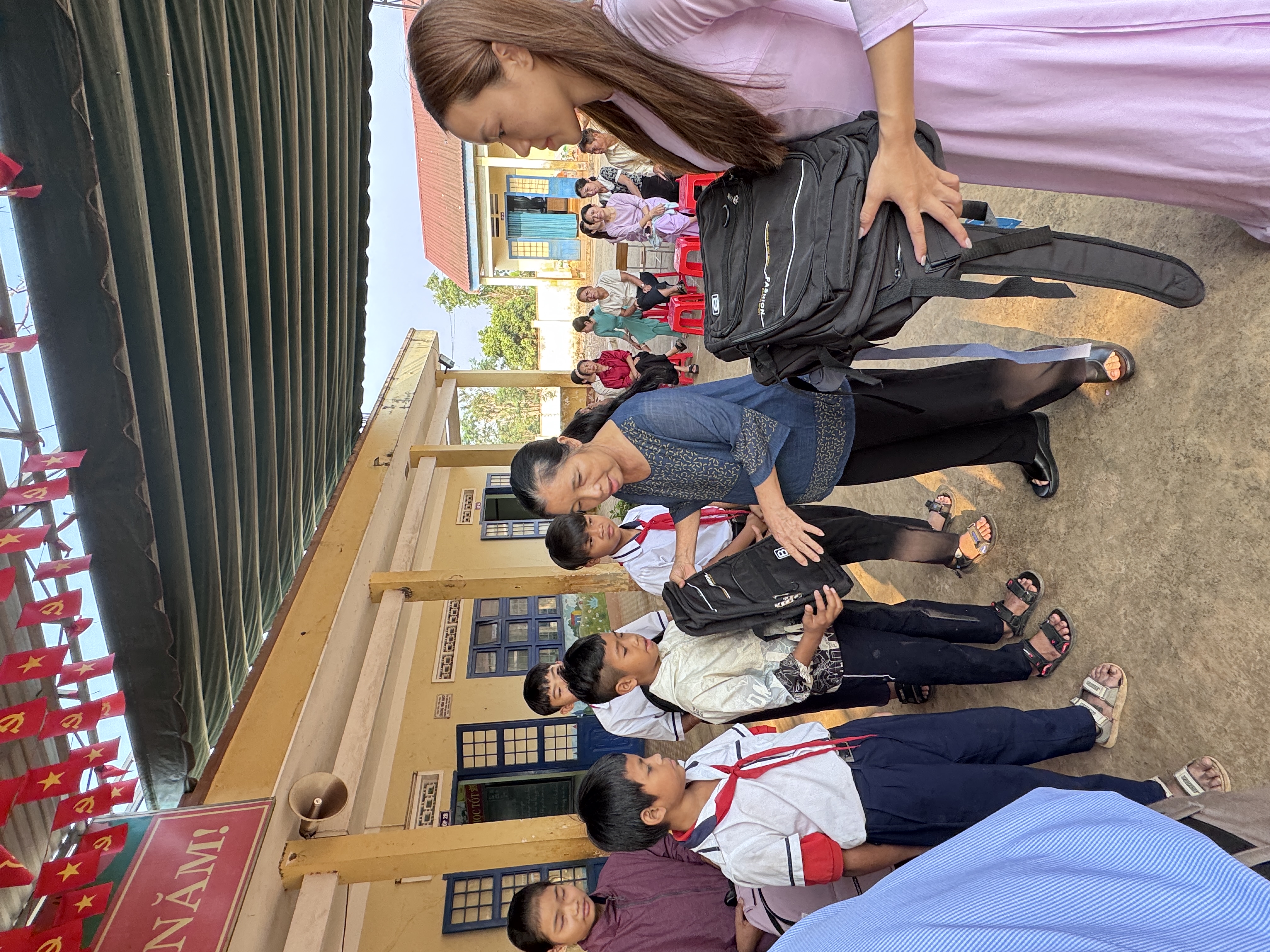 Cô Nguyễn Thị Lý về thăm trường.